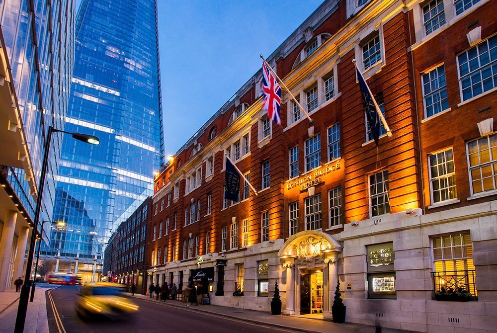 The outside of the London Bridge Hotel towards evening